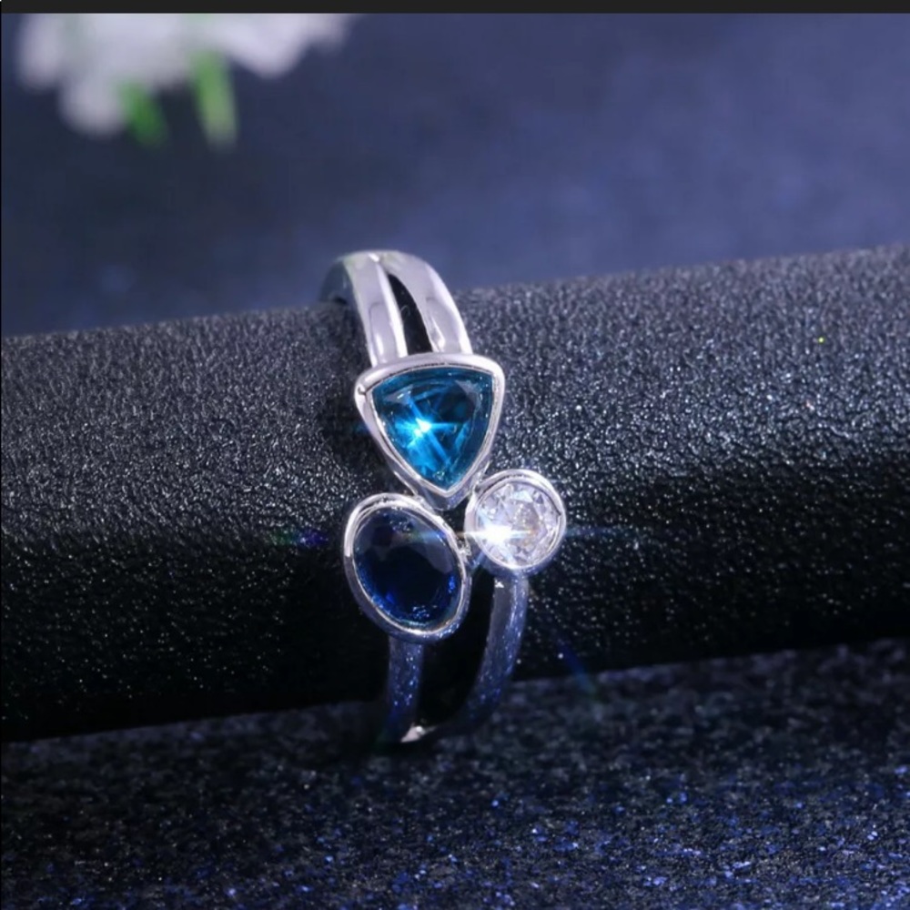 .925 Sterling Silver Blue & White Topaz Ring - Picture 4 of 7